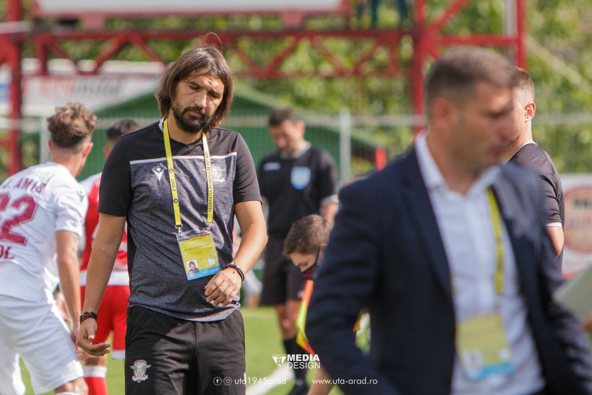 UTA - RAPID 1-2. EXCLUSIV // UPDATE Ultrașii arădeni au vrut să-l bată pe Dan Alexa! Ce a pățit antrenorul Rapidului: „Dacă aveau cuțit?”