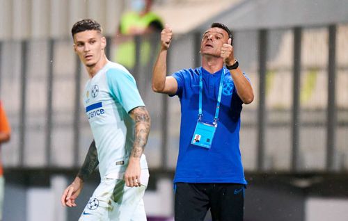 Anton Petrea (45 de ani), noul antrenor al FCSB, a explicat înlocuirea lui Adrian Petre (22) imediat după pauza meciului de la Mediaș pomenind despre oboseala atacantului.  Camerele TV arată altceva