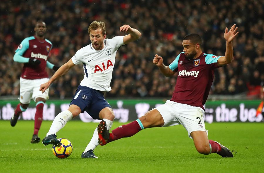 Winston Reid, dreapta, în duel cu Harry Kane Marian Aioani, mesaj pentru contestatarii naționalei olimpice: „Nu trebuie să mulțumim pe toată lumea”+ Căpitanul Noii Zeelande s-a accidentat