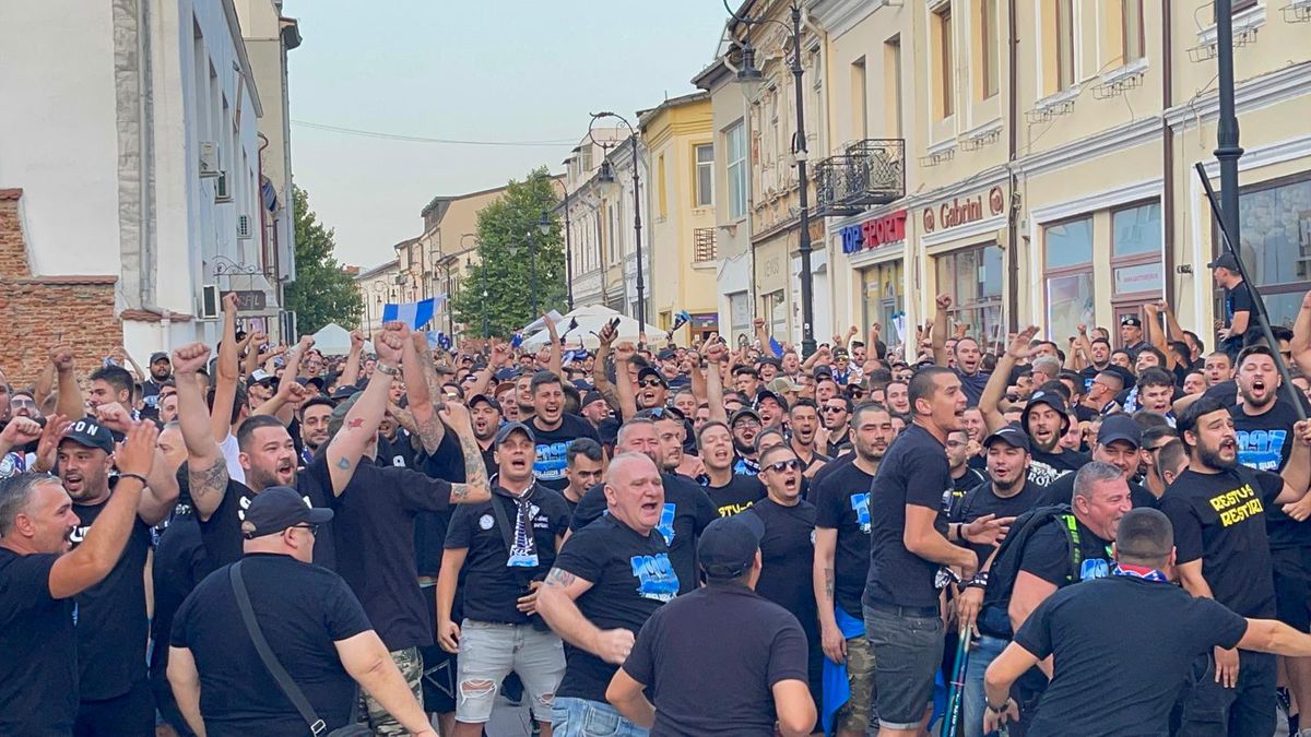 După 10 ani » Galeria lui FCU Craiova, spectacol pe „Oblemenco” + n-au uitat de rivala din oraș