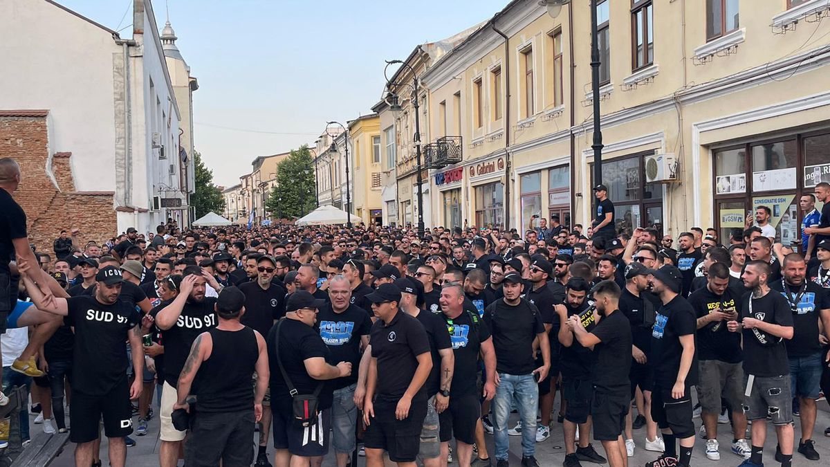 FCU Craiova - Dinamo. Moment neașteptat pe „Ion Oblemenco” » Bannerul oltenilor a fost aplaudat de dinamoviști!