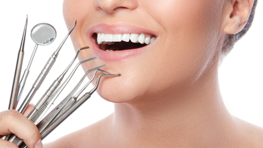 Detartraj și albire dentară – când și de ce să apelezi la ajutorul stomatologului