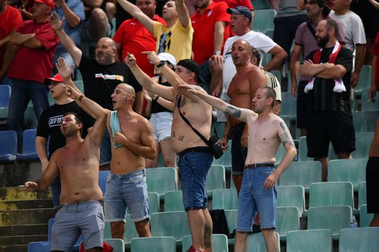 Probleme încă din primul minut la meciul dintre CSKA 1948 și FCSB. Observatorul UEFA a cerut ca un banner al suporterilor bulgari să fie îndepărtat de urgență de la Tribuna I a stadionului „Vasil Levski”. Foto: Cristi Preda