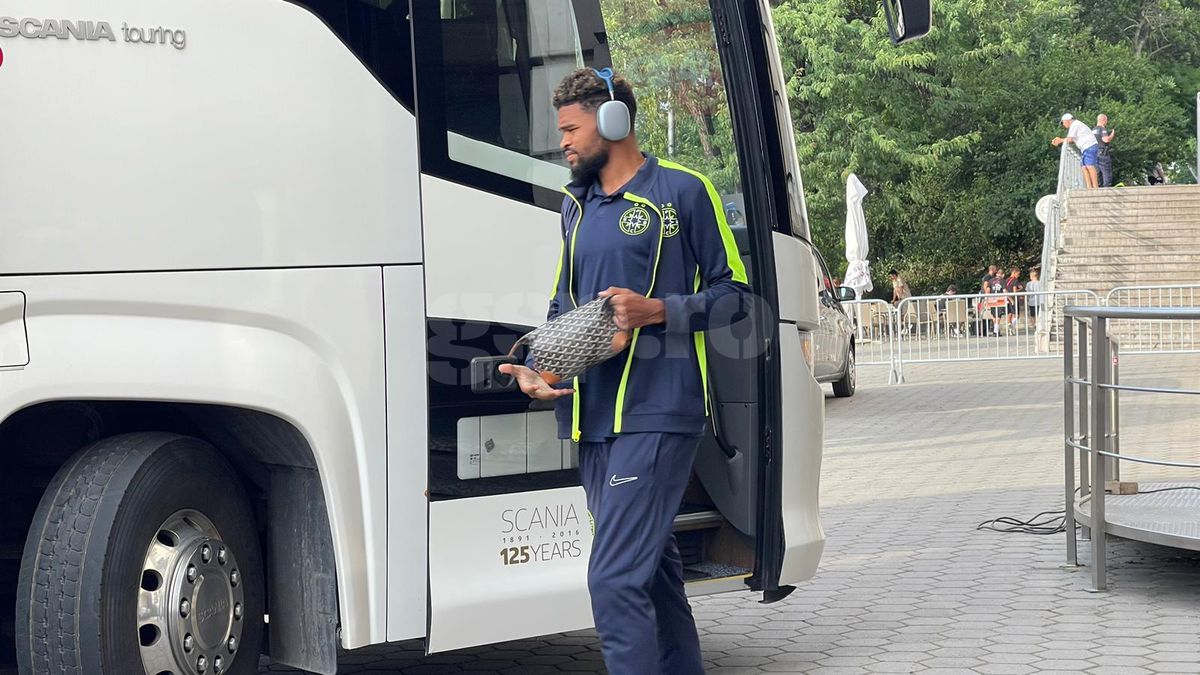 MM a stat în tribune la CSKA 1948 - FCSB » Alături de cine a urmărit meciul și ce probleme a avut la pauză