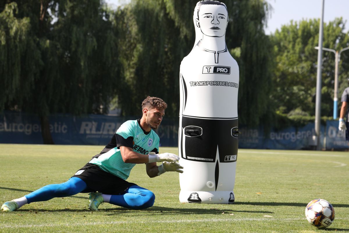 Primele imagini cu Reghecampf în acțiune, după ce a semnat cu Universitatea Craiova