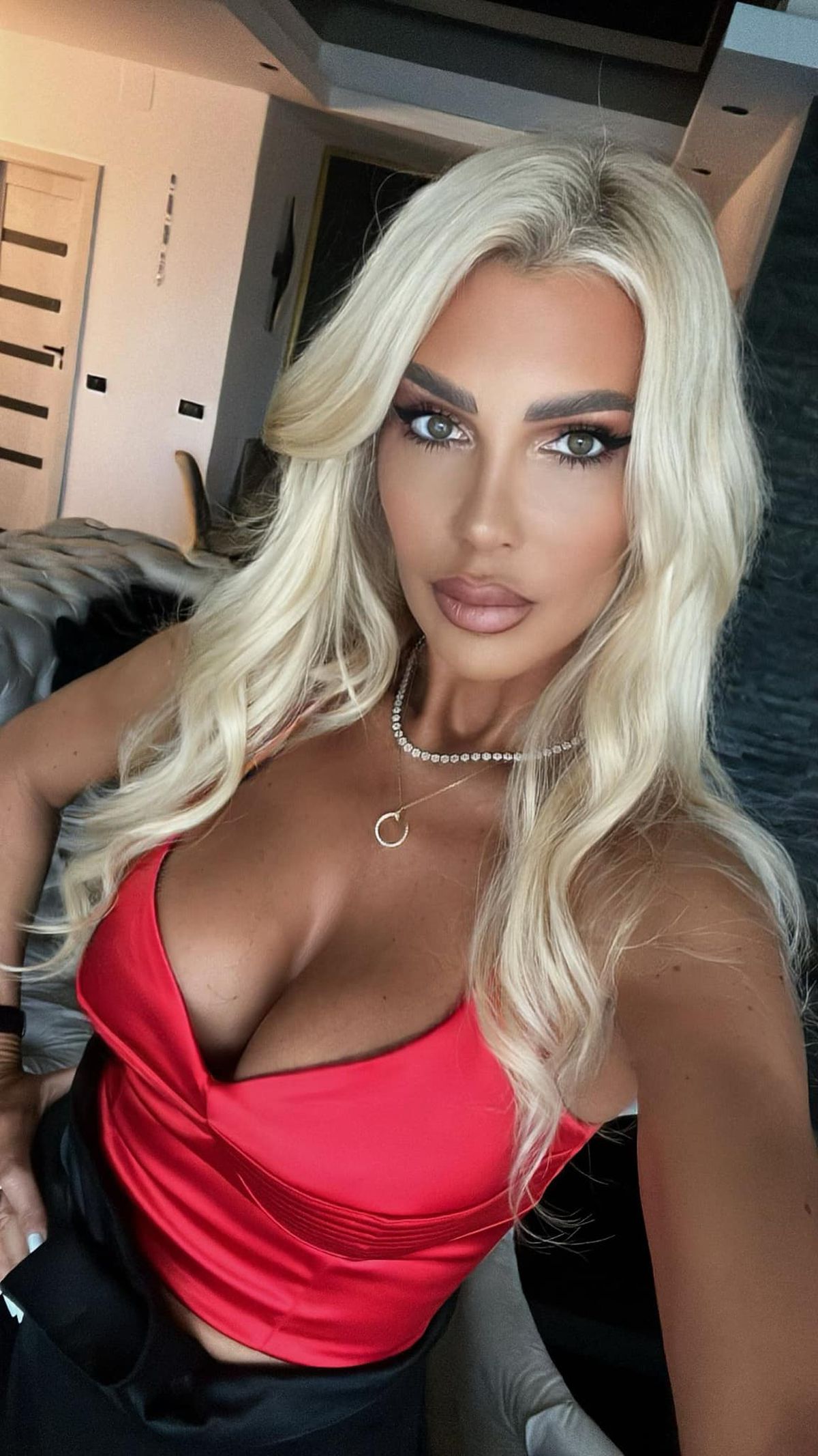 Fosta soție a bossului de la Rapid a denunțat la DNA afacerea incriminată de Nicușor Dan: „I-a vândut lui Crin Antonescu un apartament la preț preferențial!”