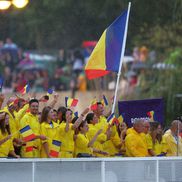 Delegația României, defilând pe Sena la Festivitatea de Deschidere a Jocurilor Olimpice / FOTO: Getty