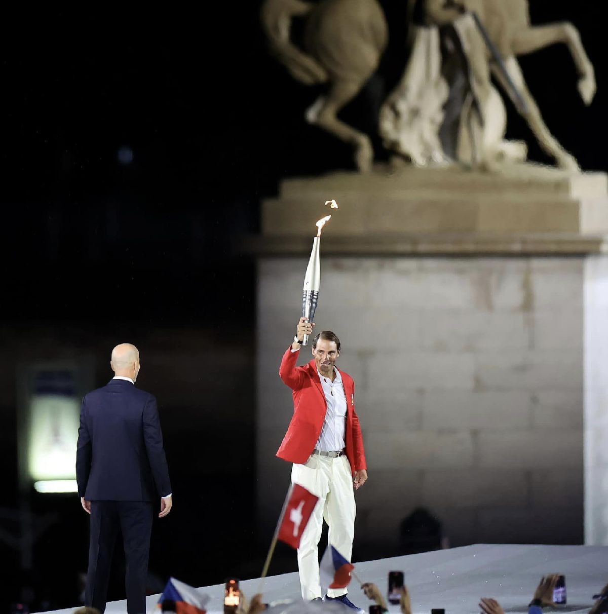 Moment emoționant: Celine Dion a ignorat boala și a cântat după 4 ani, lângă Turnul Eiffel din Paris