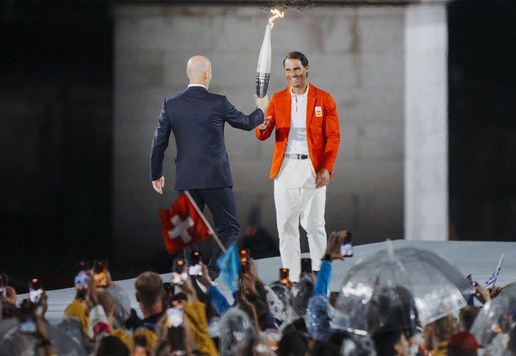 Rafael Nadal a primit torța olimpică din partea lui Zinedine Zidane / Sursă foto: Imago Images