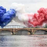 Cerul Parisului a fost acoperit cu fumigene albastru-alb-roșu / FOTO: Imago Images