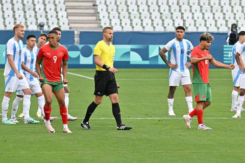 Arbitrul Glenn Nyberg pune capăt „circului” de la St. Etienne. Marocanii jubilează, au câștigat cu 2-1 / Foto: Imago