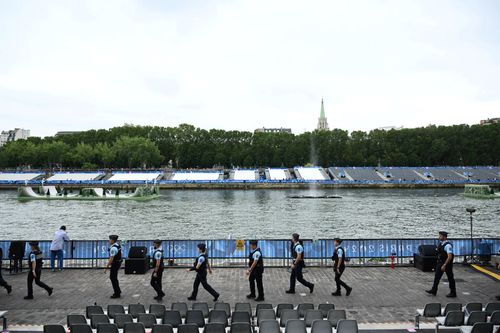 Patrule de securitate pe malul Senei înainte de începutul ceremoniei de deschidere a Jocurilor Olimpice Foto: Imago