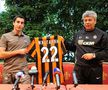 Henrikh Mkhitaryan (stânga), alături de Mircea Lucescu (dreapta), în cadrul unei conferințe de presă, cu ocazia transferului la Șahtior Donețk. Septembrie 2010.