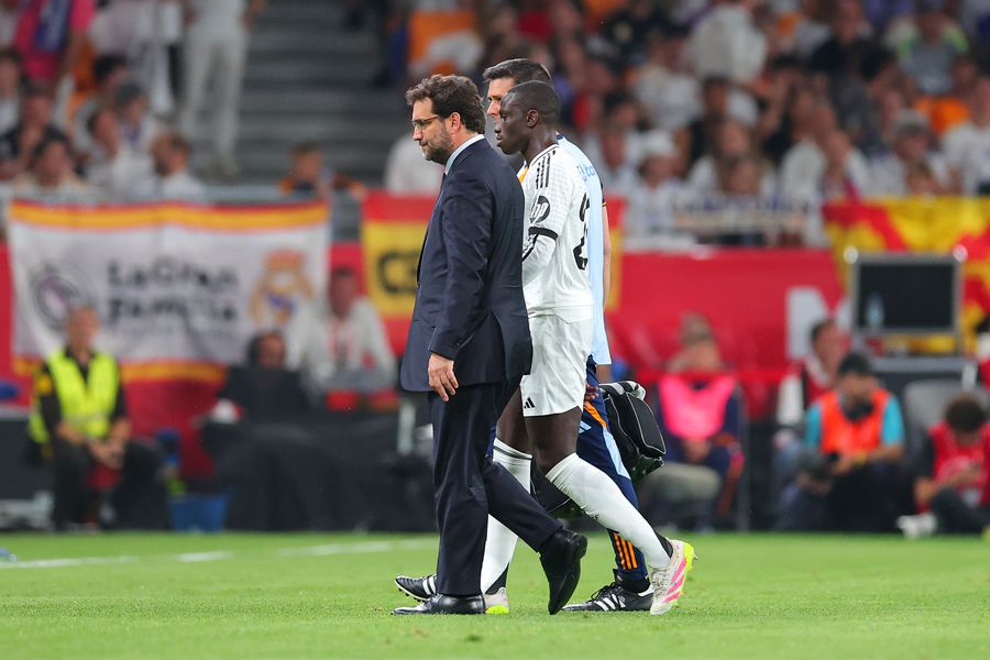 Ferland Mendy a părăsit terenul după doar 11 minute din cauza unei accidentări la tendon (Barcelona - Real Madrid 3-2, în finala Supercupei Spaniei - 26 aprilie 2025) // FOTO: Getty Images Decizia lui Xabi Alonso: Real Madrid și-a pus titularul pe lista de transferuri
