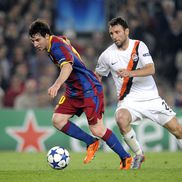 FC Barcelona - Șahtior Donețk 5:1. Lionel Messi (Barca, stânga) – Răzvan Raț (Donețk), 6 aprilie 2011. Foto: Imago