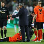 Mircea Lucescu își încurajează jucătorii înainte de startul prelungirilor, în finala Cupei UEFA dintre Șahtior Donețk și Werder Bremen, pe stadionul Sukru Saracoglu, 20 mai 2009, Istanbul, Turcia. Foto: Getty Images