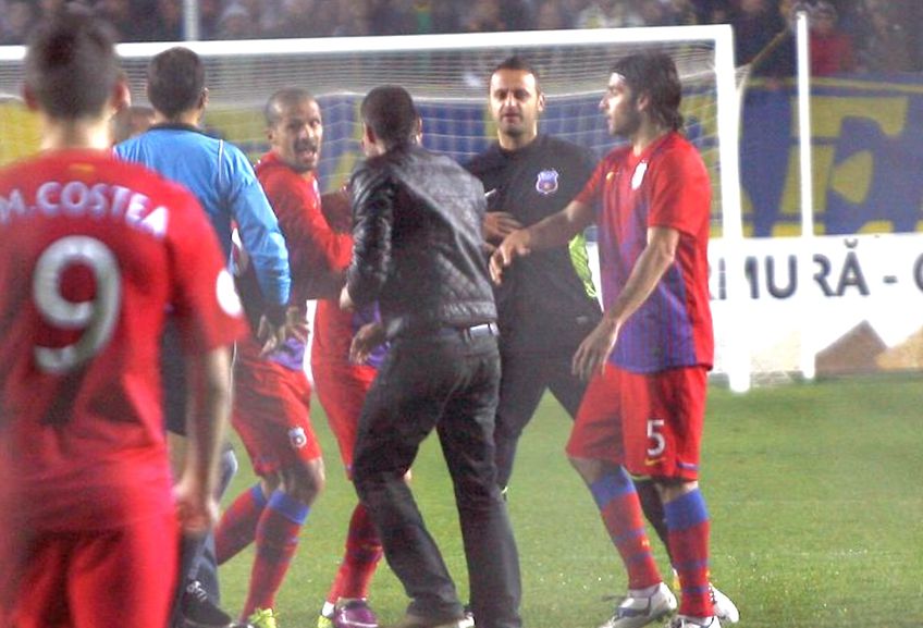 FOTO După mai bine de 13 ani » Ultima dată când FCSB a avut portarul eliminat în campionat a fost după o bătăie generală
