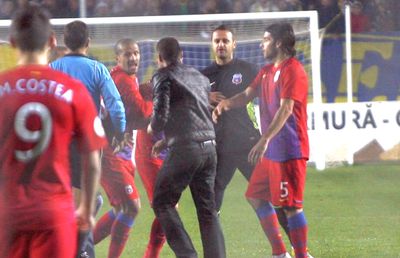 După mai bine de 13 ani » Ultima dată când FCSB a avut portarul eliminat în campionat a fost după o bătăie generală