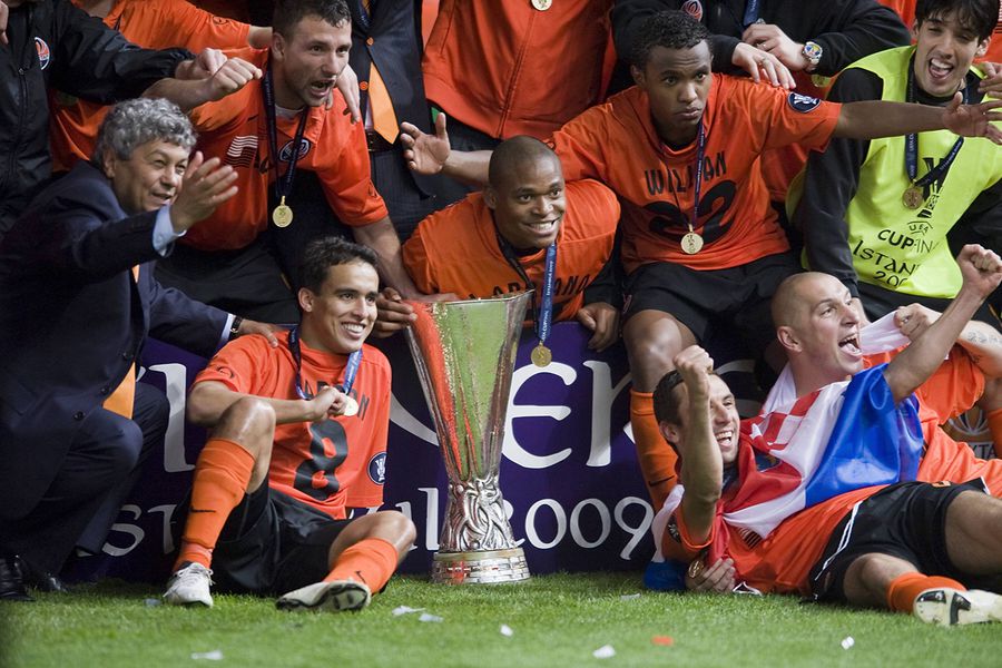 Șahtior Donețk, câștigătoarea Cupei UEFA, 20 mai 2009, Istanbul. Sus, de la stânga la dreapta: Răzvan Raț, Luiz Adriano, Willian, Ilsinho; Jos: Mircea Lucescu, Jadson, Darijo Srna și Mariusz Lewandowski. Foto: Imago A murit Mircea Lucescu » Maestru al fotbalului, arhitect al tacticii moderne, unul dintre cei mai titrați antrenori din istorie