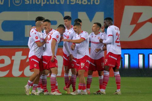 Probleme mari pentru Stipe Perica (centru, spate)