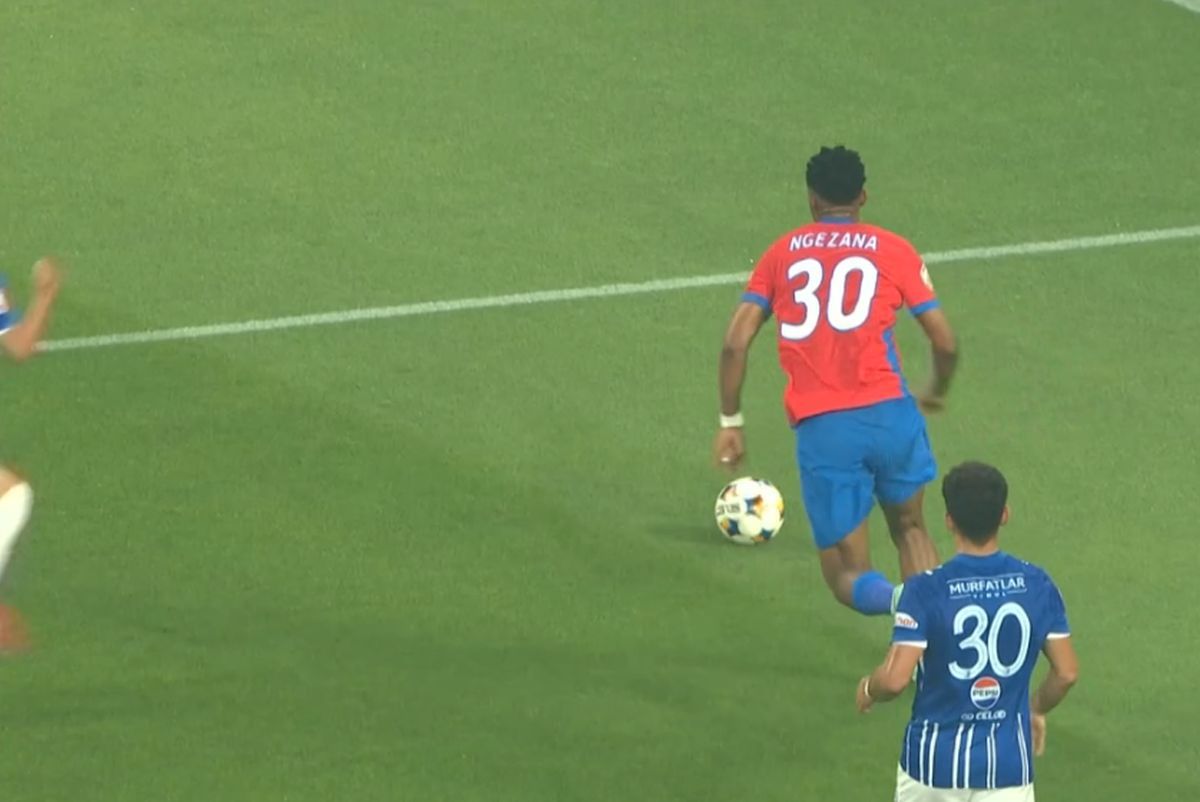 Penalty comis de Siyabonga Ngezana în FCSB - Farul