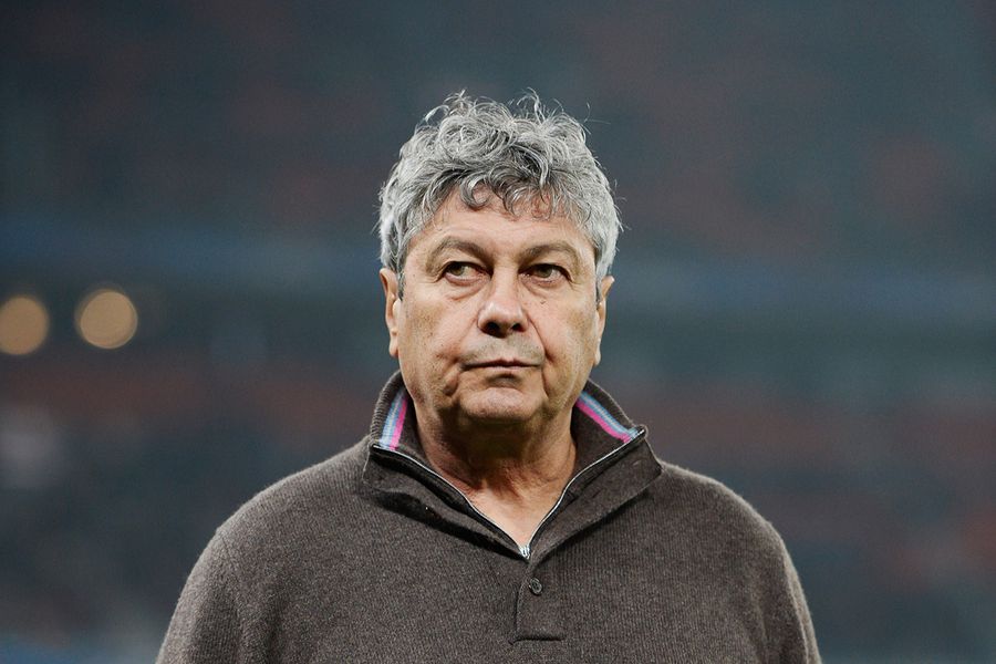 Mircea Lucescu intră pe teren înainte de Șahtior Donețk - Bayer Leverkusen, foto: Getty Images Mircea Lucescu, de profesie campion