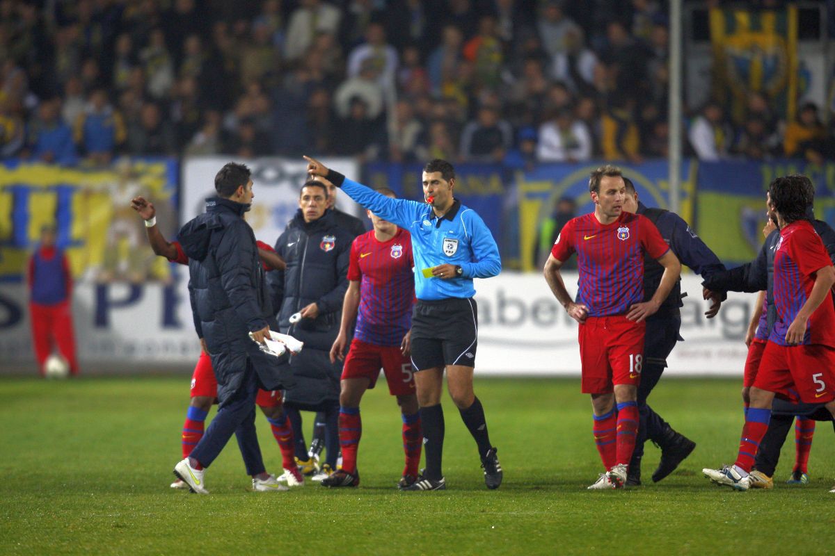 După mai bine de 13 ani » Ultima dată când FCSB a avut portarul eliminat în campionat a fost după o bătăie generală