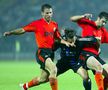 Bosko Balaban de la Bruges (centru), în duel cu Răzvan Raț (stânga) și Cosmin Bărcăuan (dreapta), meci de calificare din Liga Campionilor, Șahtior  - Club Brugge 4-1, miercuri, 11 august 2004, la Donețk, Ucraina. Foto: Imago