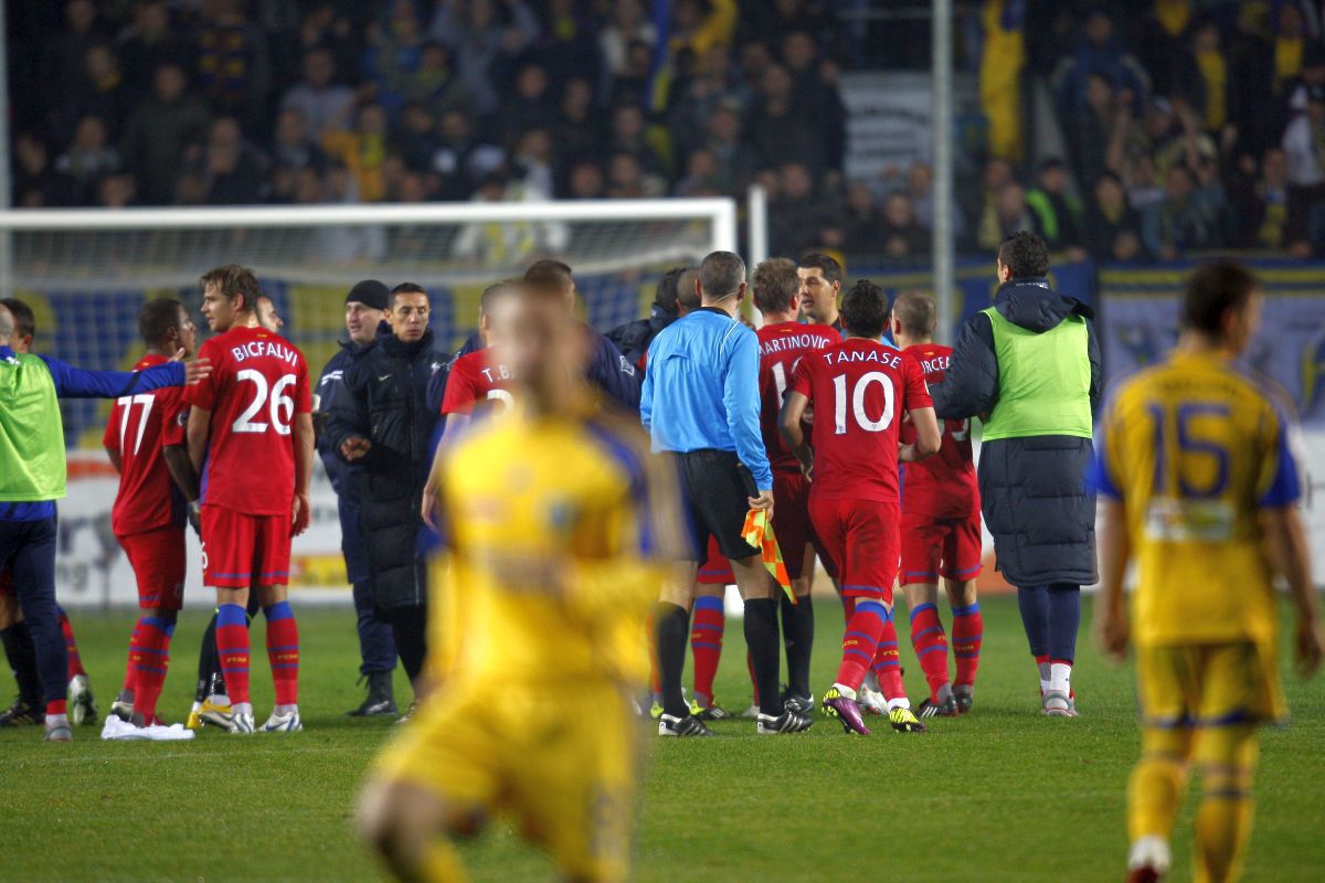 După mai bine de 13 ani » Ultima dată când FCSB a avut portarul eliminat în campionat a fost după o bătăie generală