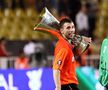 Răzvan Raț (Șahtior Donețk), cu trofeul Cupei UEFA, 21 mai 2009, Istanbul. Foto: Imago