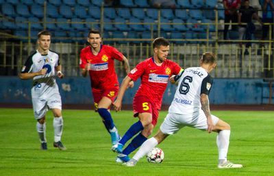 VIDEO Porumboiu râde de grașii Gnohere și Pintilii: „Se rupe tricoul pe ei. Mi-era să nu cadă, să producă vreo groapă pe teren” » Cum compară jocul FCSB cu o nuntă ratată