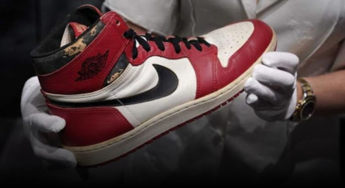 FOTO Cum arată pantofii originali „Air Jordan 1", vânduți cu fabulosul preț de 615.000$!
