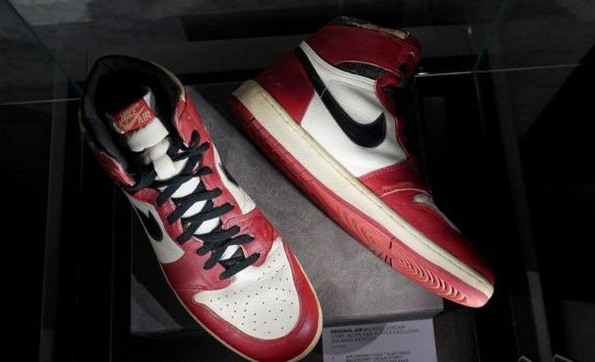 FOTO Cum arată pantofii originali „Air Jordan 1", vânduți cu fabulosul preț de 615.000$!