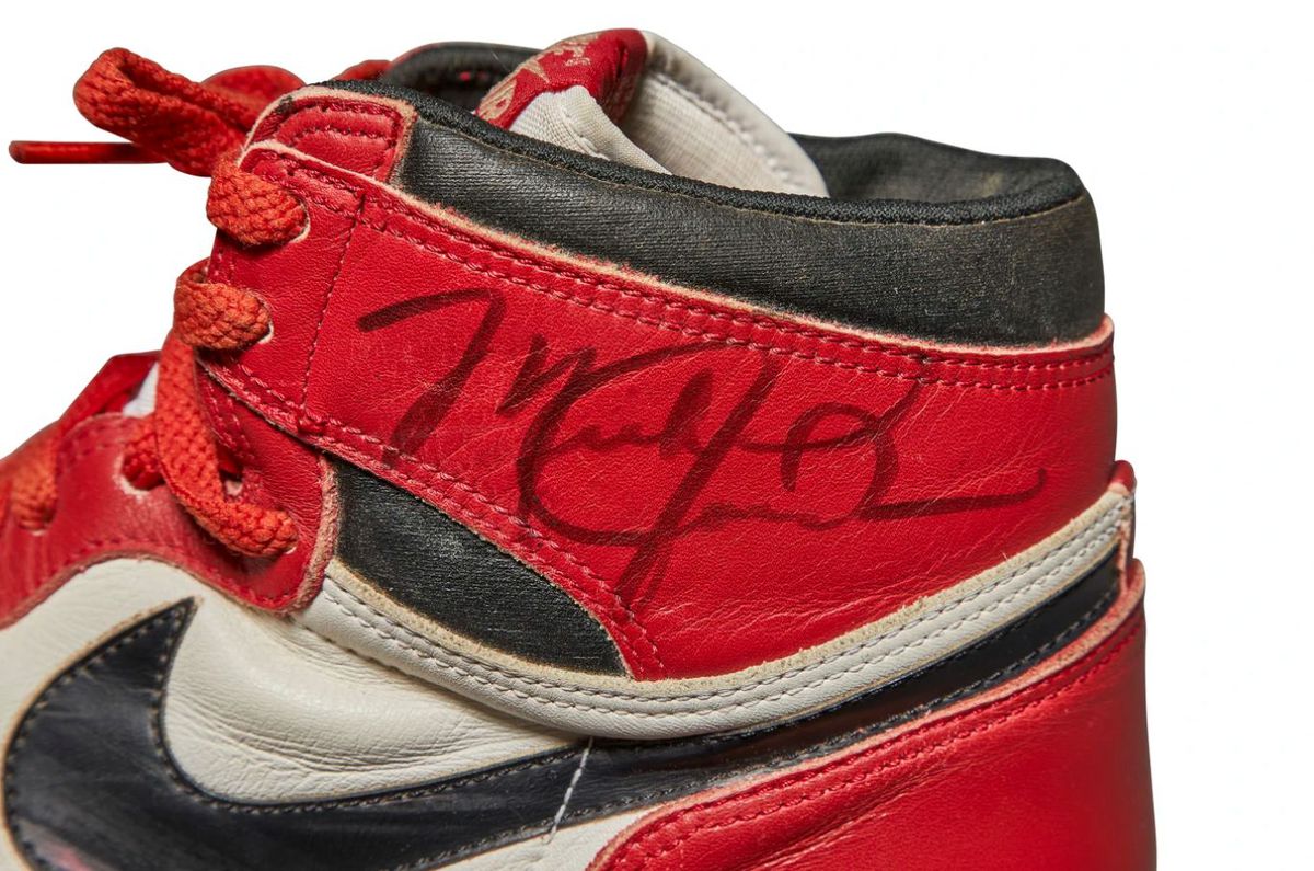 FOTO Cum arată pantofii originali „Air Jordan 1", vânduți cu fabulosul preț de 615.000$!