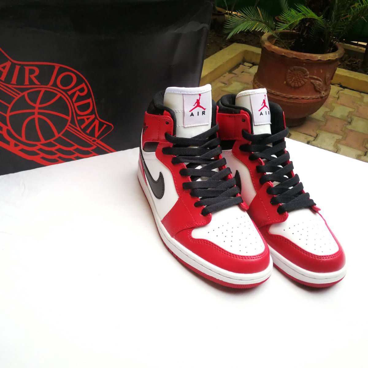 FOTO Cum arată pantofii originali „Air Jordan 1", vânduți cu fabulosul preț de 615.000$!