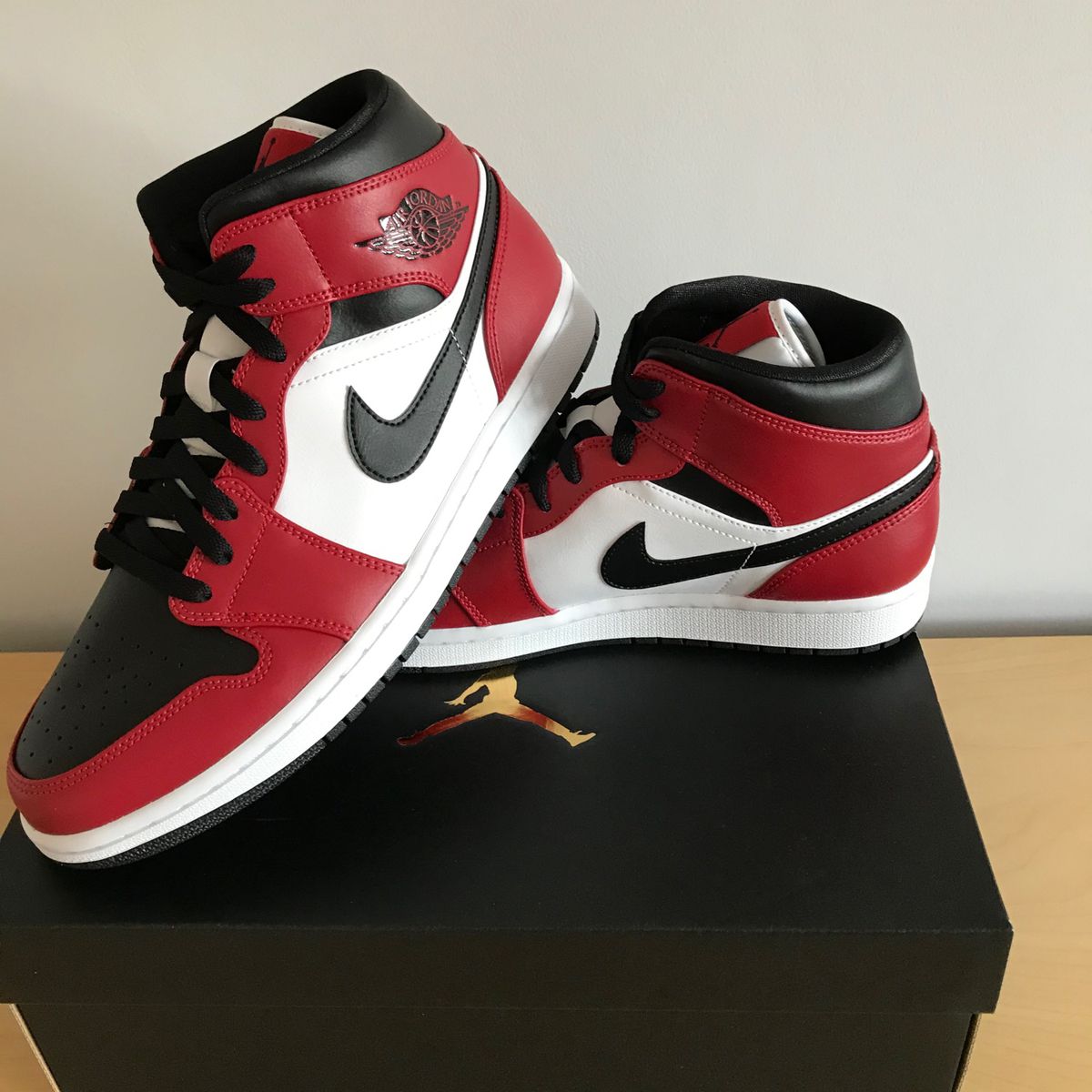 FOTO Cum arată pantofii originali „Air Jordan 1", vânduți cu fabulosul preț de 615.000$!