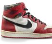 FOTO Cum arată pantofii originali „Air Jordan 1", vânduți cu fabulosul preț de 615.000$!