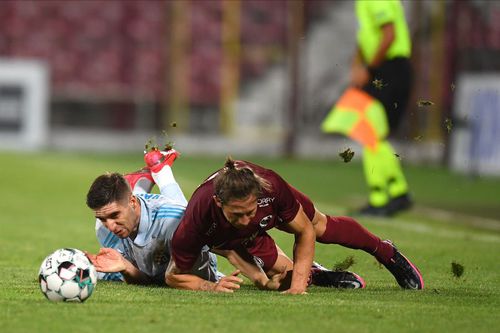 CFR Cluj și Dinamo Zagreb se înfruntă acum, în turul 2 preliminar din UEFA Champions League. Ciprian Deac a ratat o lovitură de la 11 metri în minutul 52.