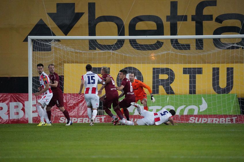Momentul în care Degenek cade în careul lui CFR Cluj / FOTO: Alexandra Fechete
