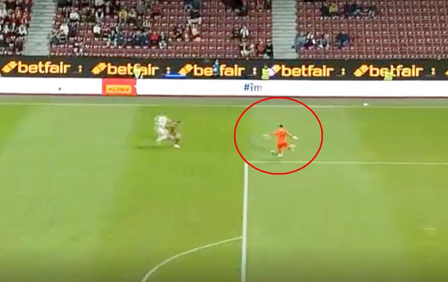 Bălgrădean, fără presiune, trimite mingea la adversar / FOTO: Captură @Pro X Bălgrădean, gafă COLOSALĂ în CFR Cluj - Steaua Roșie! » Șumudică și-a făcut cruce pe margine!