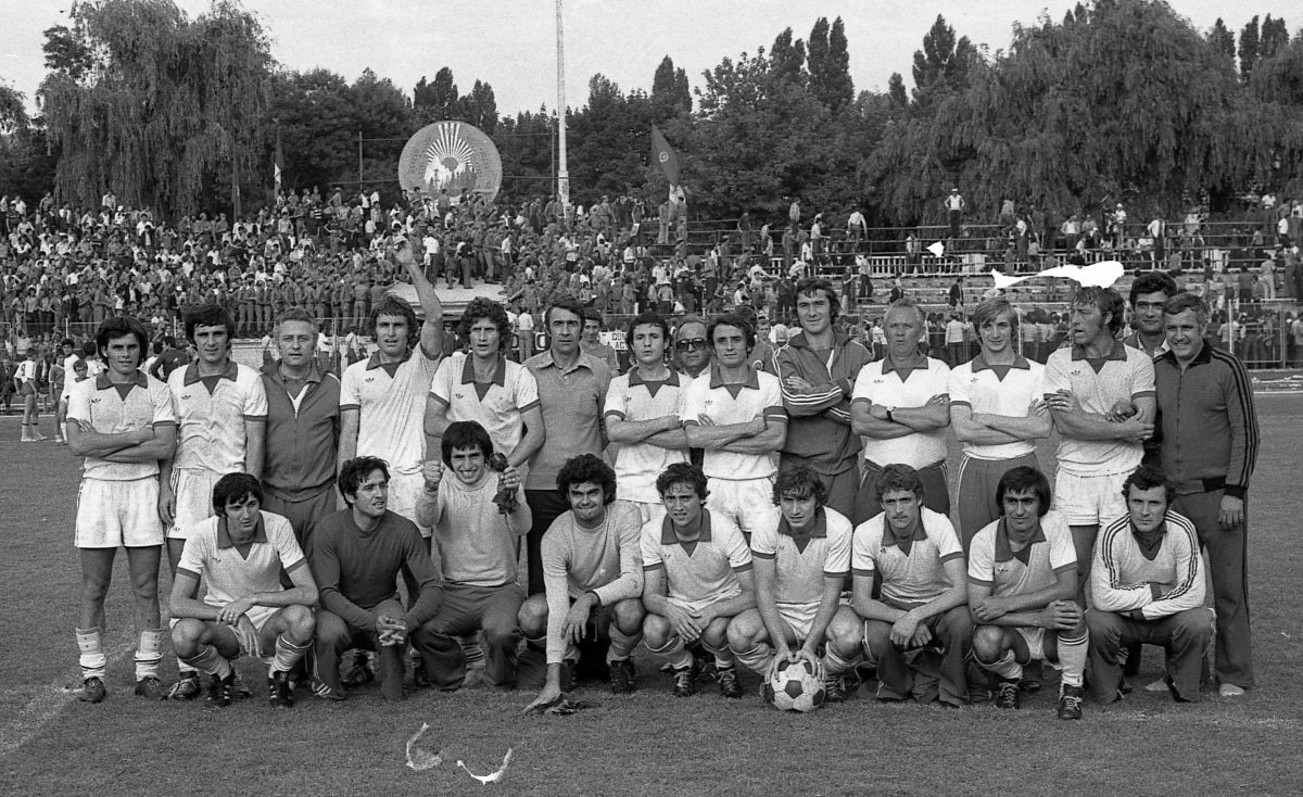 Nicolae Dobrin a jucat la Universitatea Craiova! Imagine ANTOLOGICĂ din '74 cu „Gâscanul” în tricoul Științei: „M-am trezit cu el la ușă! Să vă spun ce a urmat”