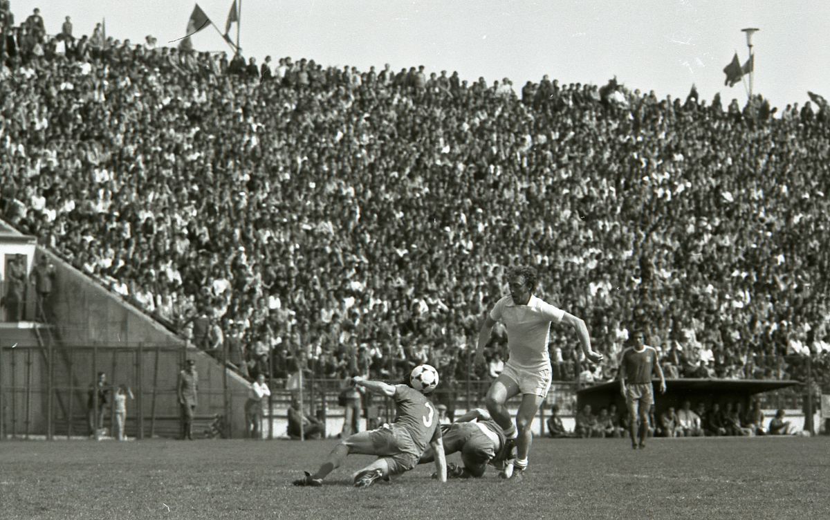 Nicolae Dobrin a jucat la Universitatea Craiova! Imagine ANTOLOGICĂ din '74 cu „Gâscanul” în tricoul Științei: „M-am trezit cu el la ușă! Să vă spun ce a urmat”