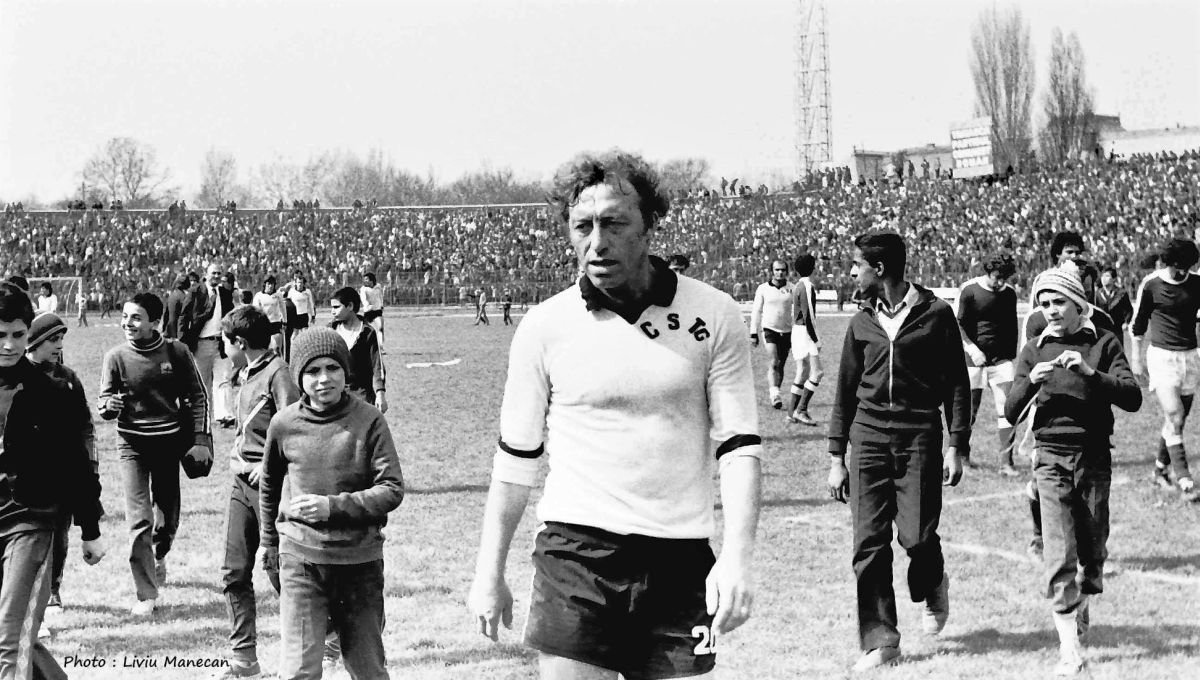 Nicolae Dobrin a jucat la Universitatea Craiova! Imagine ANTOLOGICĂ din '74 cu „Gâscanul” în tricoul Științei: „M-am trezit cu el la ușă! Să vă spun ce a urmat”