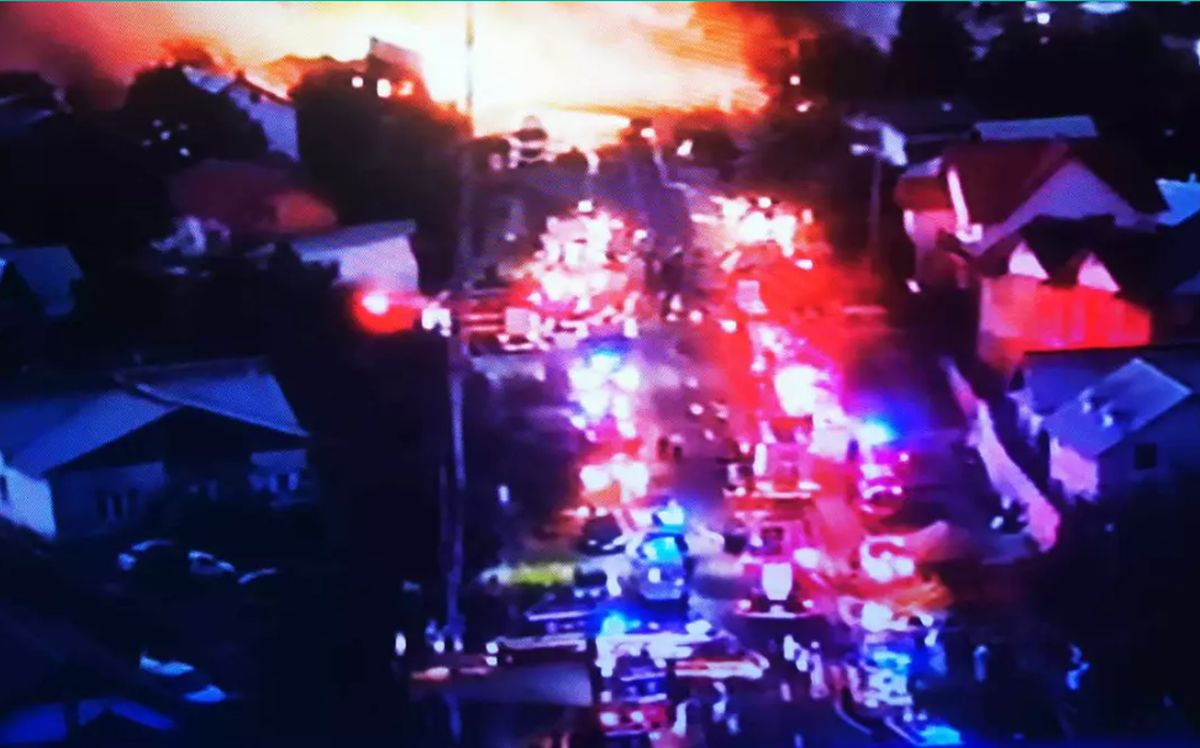 Explozii puternice urmate de incendiu la Crevedia, în Dâmbovița / FOTO: Capturi @TVR