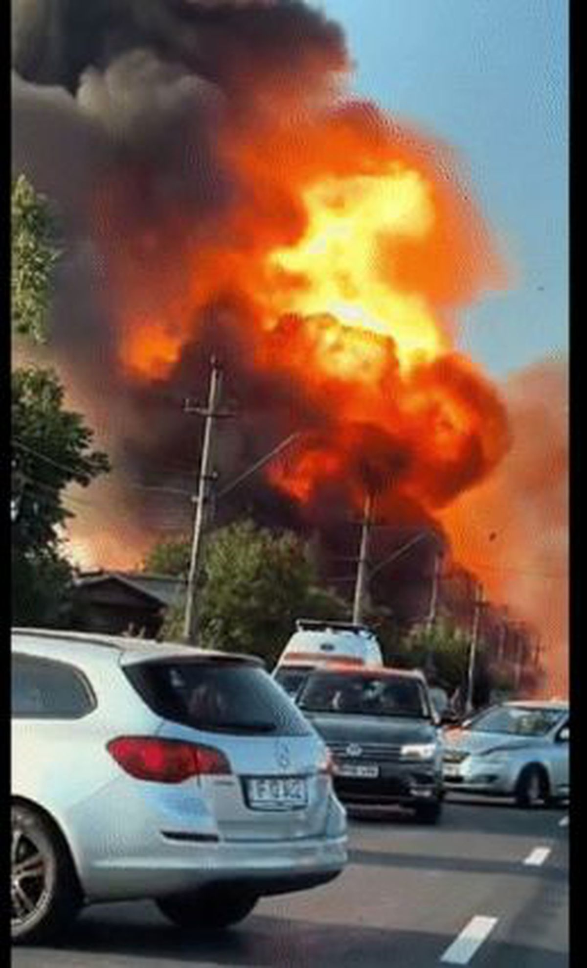 Explozii puternice urmate de incendiu la Crevedia, în Dâmbovița / FOTO: Capturi @TVR