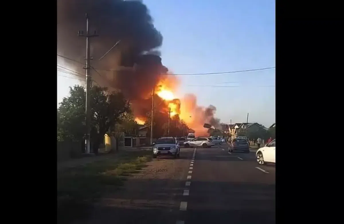 Explozii puternice urmate de incendiu la Crevedia, în Dâmbovița / FOTO: Capturi @TVR