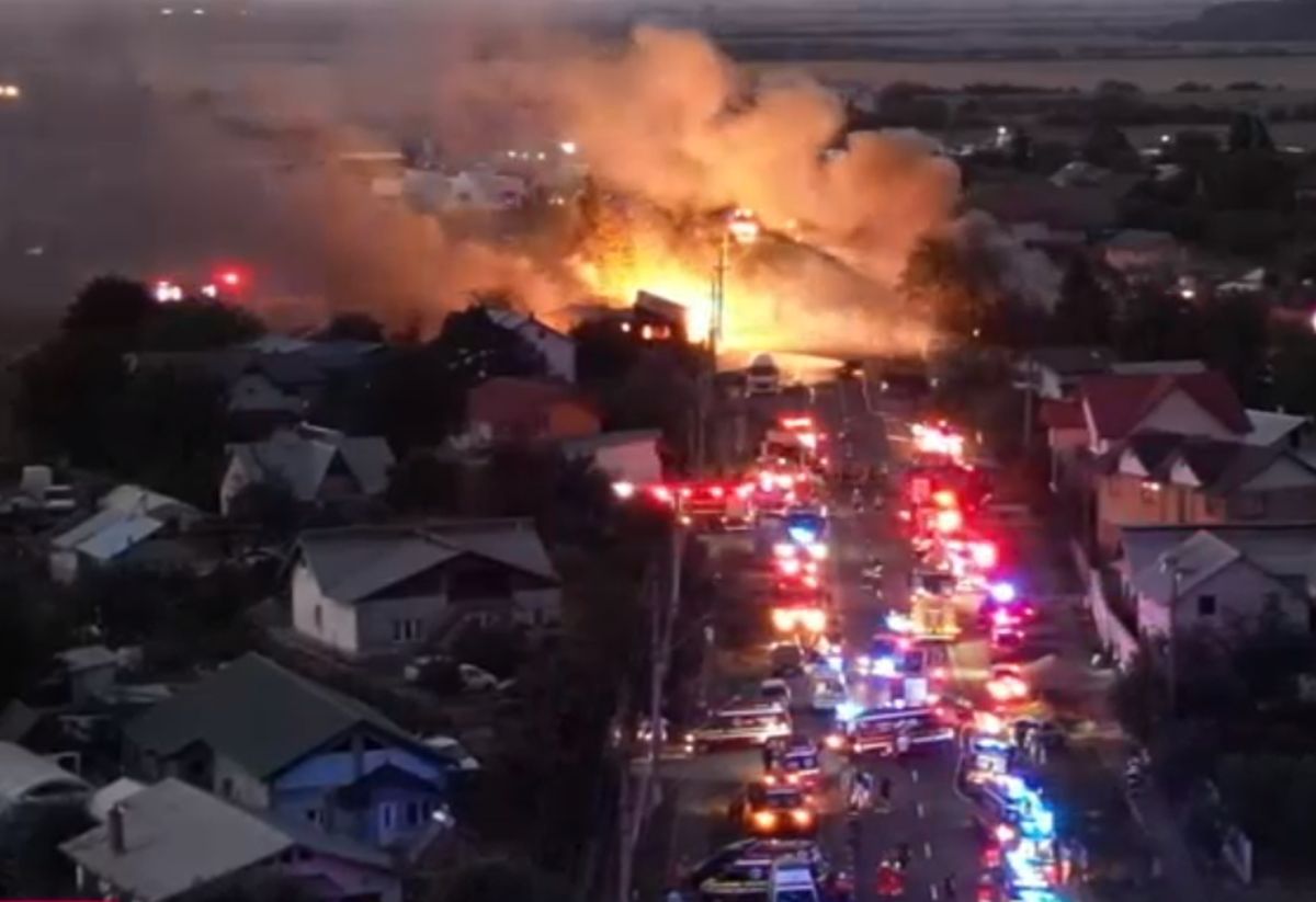 Explozii puternice urmate de incendiu la Crevedia, în Dâmbovița / FOTO: Capturi @TVR