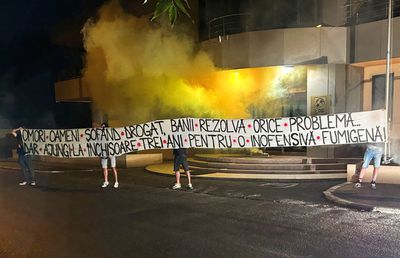 Gino Iorgulescu și fiul său, din nou ținta unui mesaj afișat de ultrașii români: „Omori oameni șofând drogat, banii rezolvă orice problemă...”