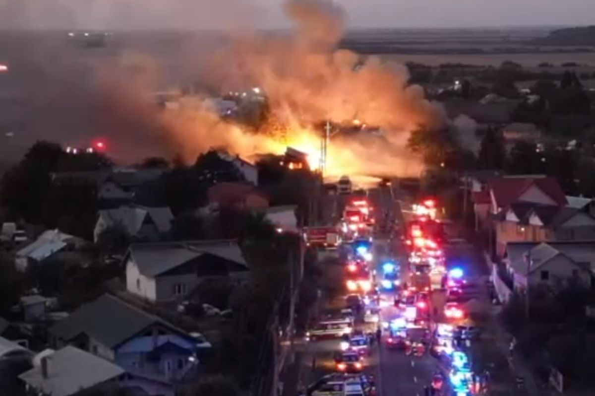 Explozii puternice urmate de incendiu la Crevedia, în Dâmbovița / FOTO: Capturi @TVR