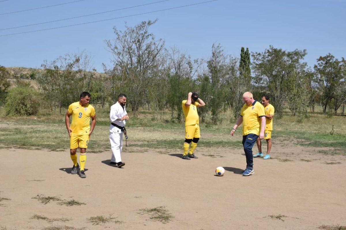 FRF a publicat imagini IREALE de la un eveniment dedicat echipei naționale de nevăzători: fără pic de iarbă pe teren și porți ruginite!